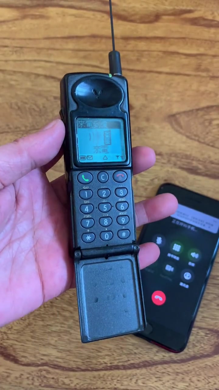 20多年前流行的下翻盖手机,你当年用过么?