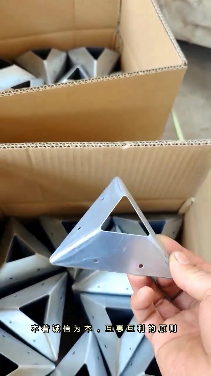 木箱铁包角的种类丰富齐全,您是否喜欢呢 木箱铁包角 广西木箱铁包角