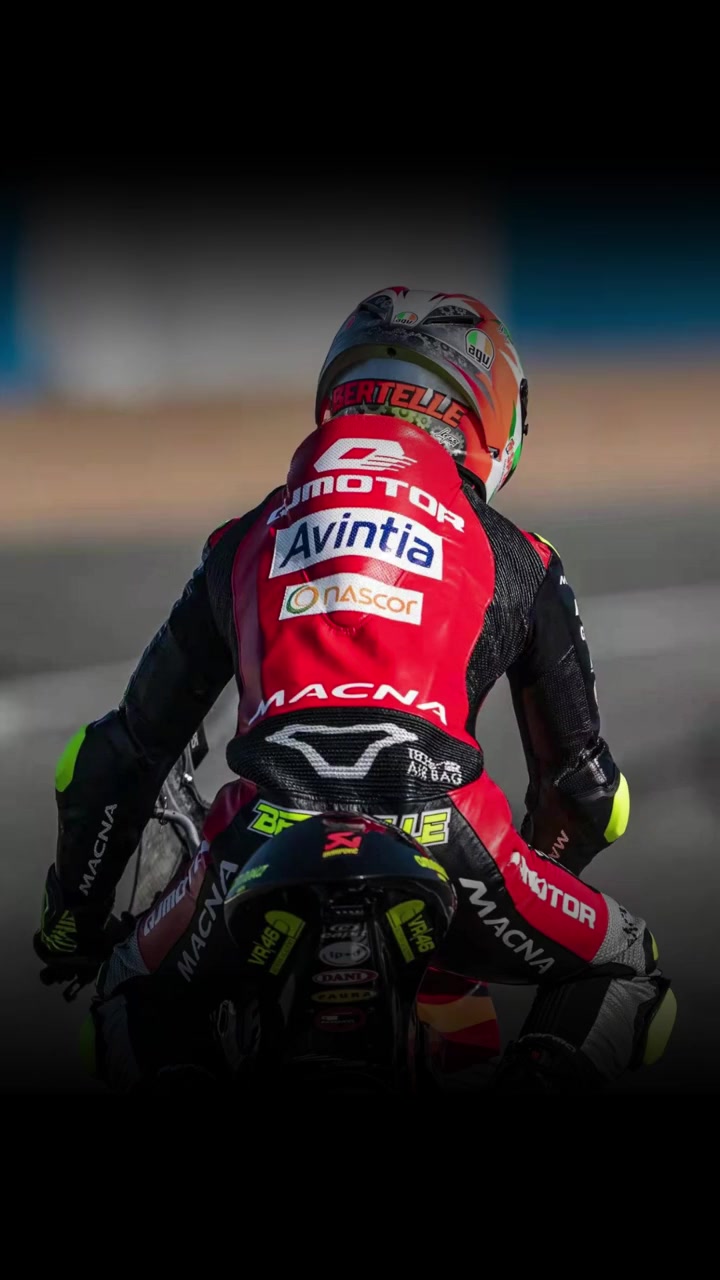 随着赛车点火的声音,23号车手伊利亚驾驶