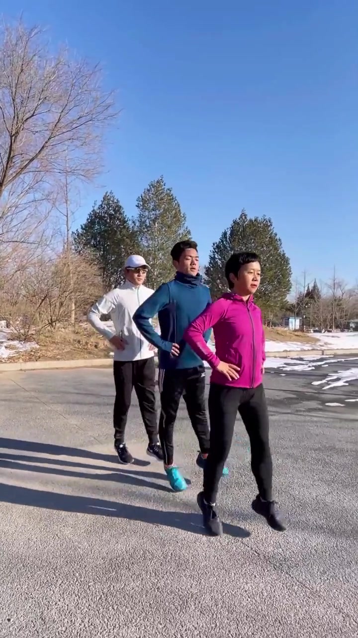 下肢协调性训练:核心要稳定,重心上提,以髋为轴,左右摆腿-度小视