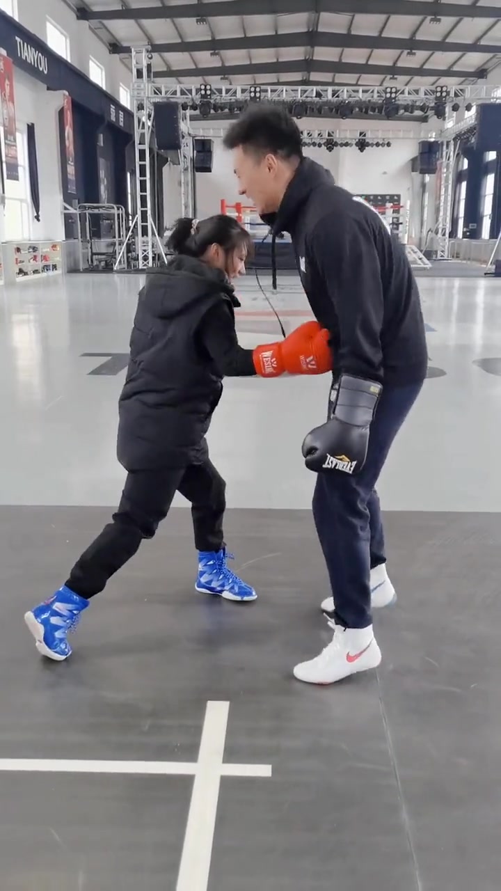 新手在后手勾拳训练中容易出现的问题 拳击