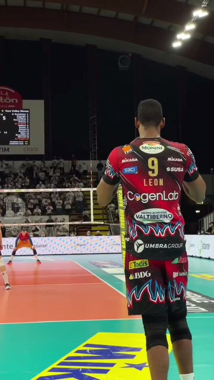 莱昂炮弹式跳发球 排球 跳发