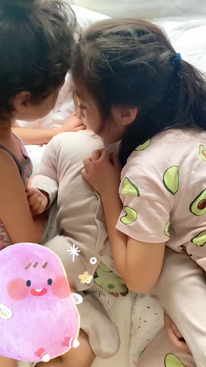 刚解锁亲亲的功能就被姐姐们虐 亲亲日亲上加亲