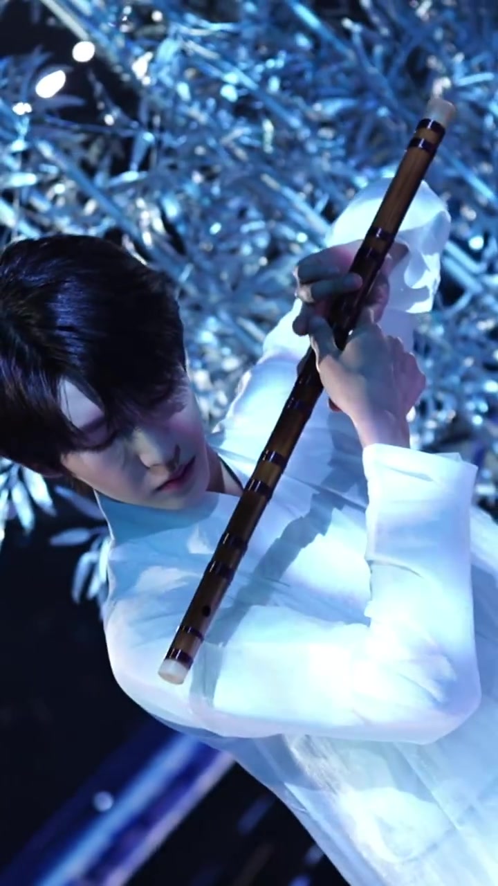 徒手转笛子,向上抛起然后随手一接……这一套动作简直不要太丝滑!