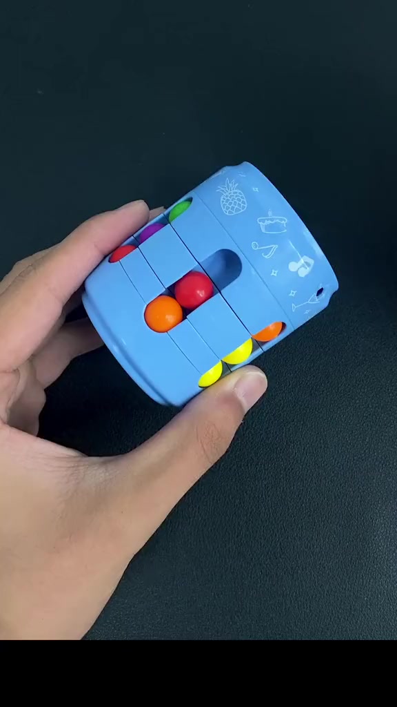 暑假来了,给孩子这款易拉罐魔方,一玩一上午-度小视