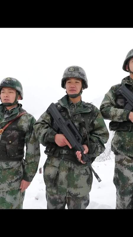 雪域边关,边防官兵骑军马踏雪巡逻