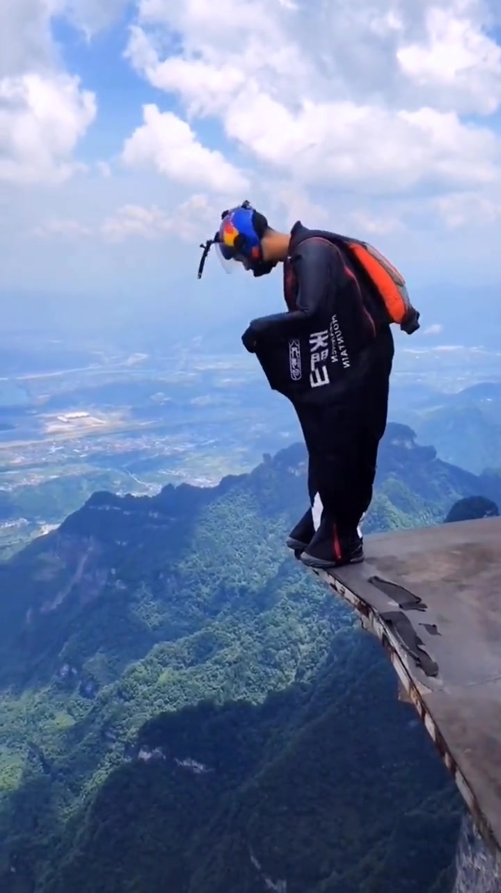 天门山翼装飞行.危险动作请勿模仿 玩的就是心跳