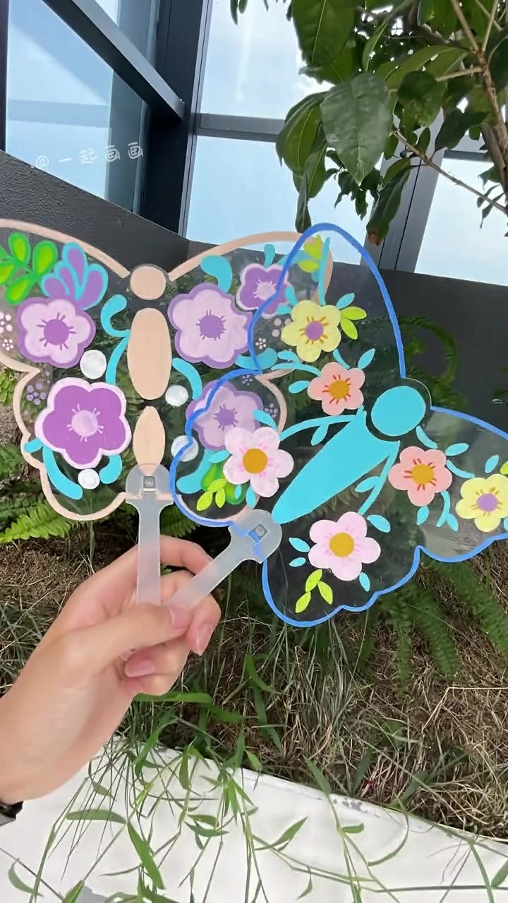 有蝴蝶在飞耶~蝴蝶型的透明扇子配哪里