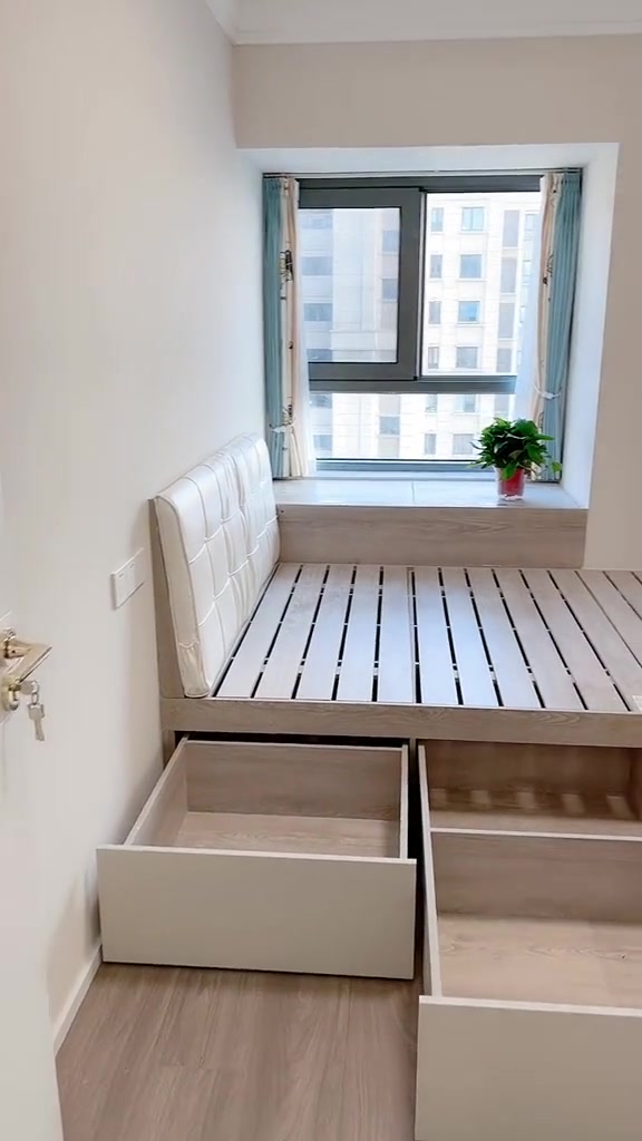 小房间,飘窗打了,做的排骨架式榻榻米组合柜