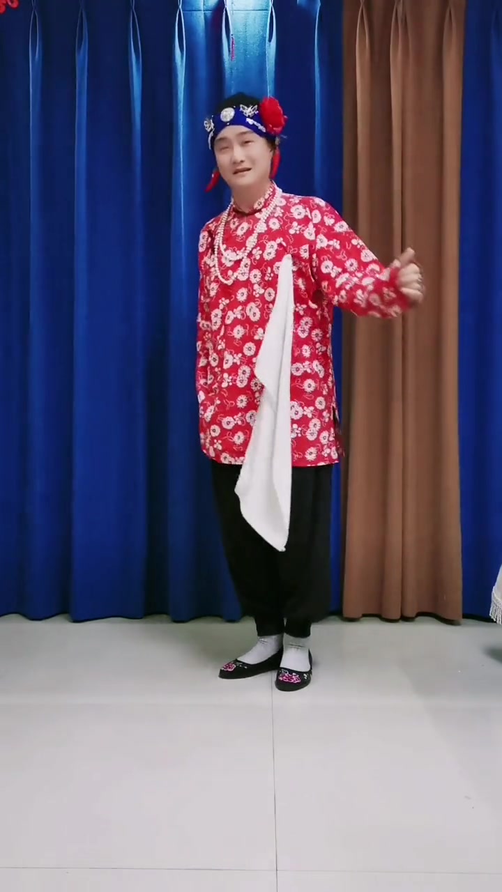 恶婆婆弘扬戏曲文化反串老太太-度小视