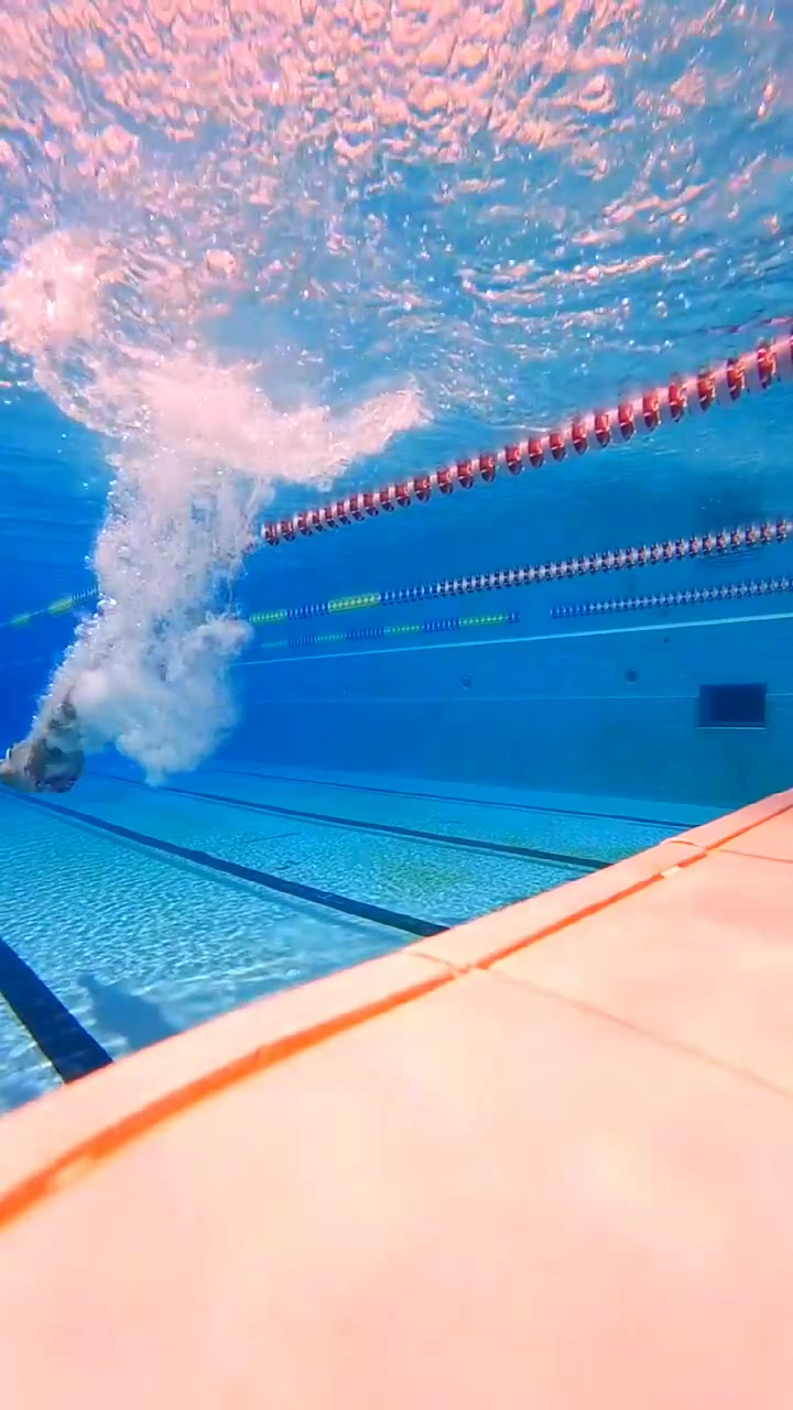 仰泳跳发:仰泳跳发起跳后脚不拖水的,入水不能太深