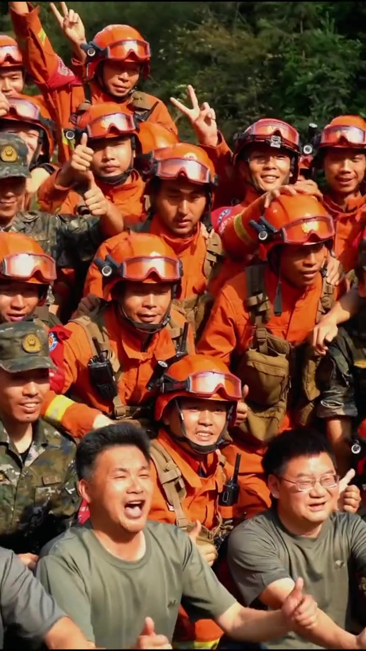 火焰蓝和橄榄绿并肩作战,一起守护重庆.消防员 武警 守护安全-度小视