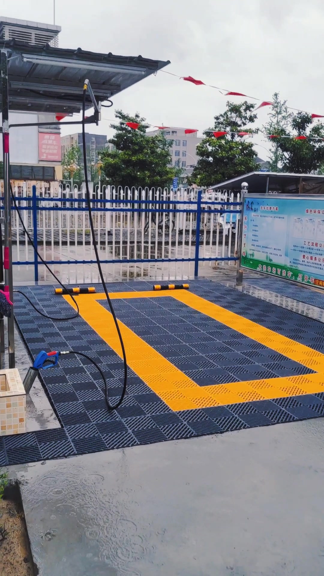 潜江开了一个最大的自助洗车站,足足20个洗车位-度小视