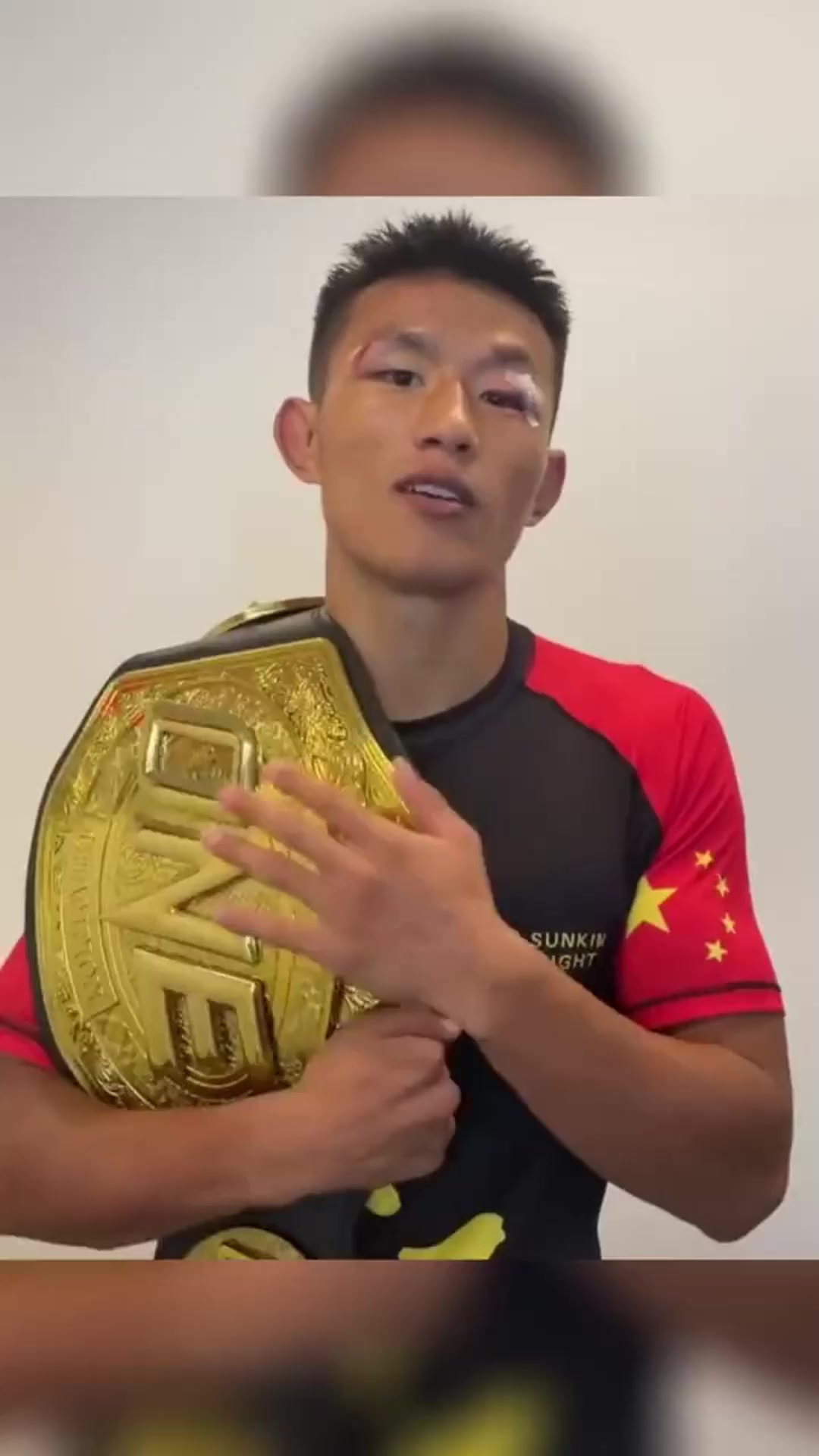 中国拳手唐凯昨晚击败美籍拳手丹勒,成为中国首位mma世界冠军!-度小视