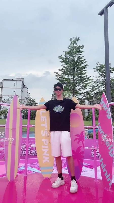 跟着俊华一起来粉色沙滩,很好出片哦!-度小视