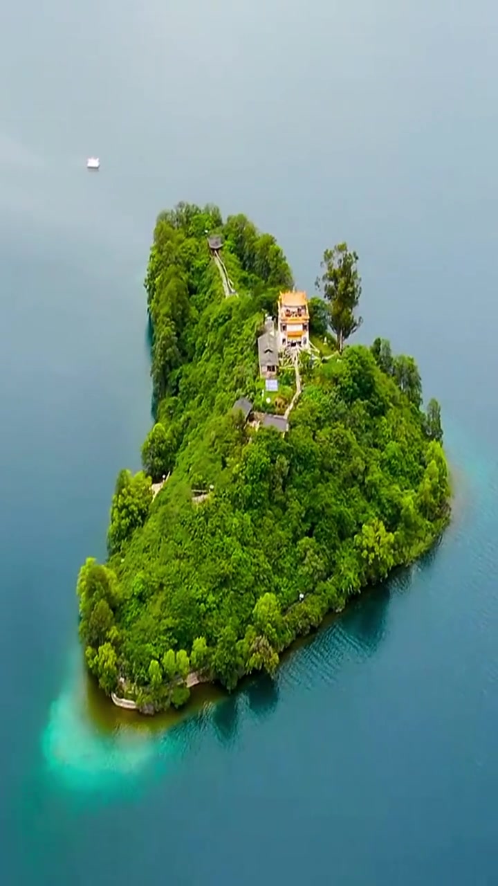 湖心岛中居然有一户人家在居住-度小视