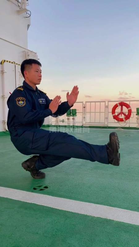 海上锻炼不放松,直升机救生员挑战叶问蹲-度小视
