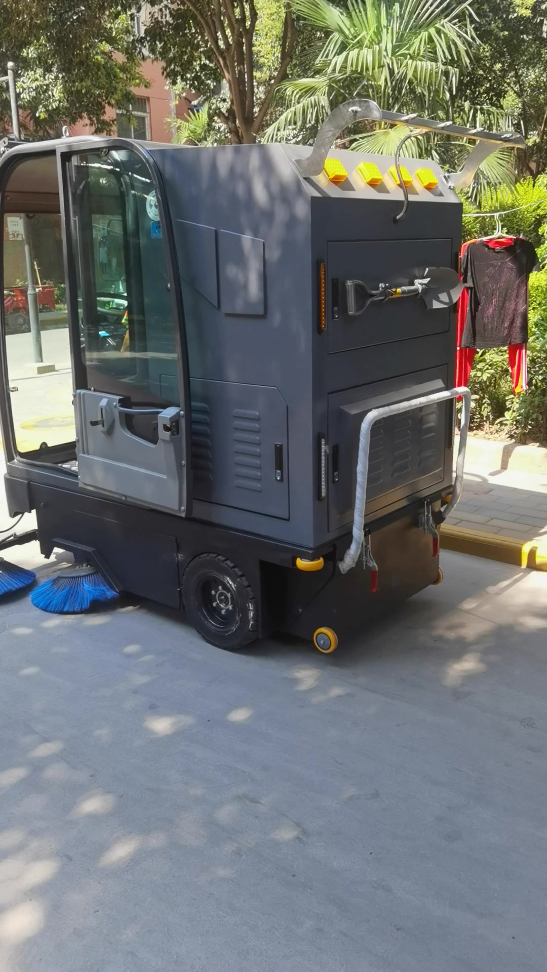 驾驶式扫地车,用于工厂,学校,小区路面清扫,树叶,灰尘一次性-度小视