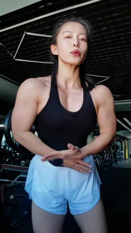 金刚芭比花式爆发力击掌俯卧撑练爆拉丝胸肌,太帅了吧-度小视