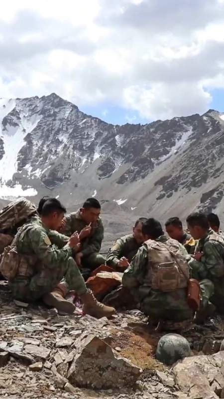 边防战士巡逻路上吃月饼…….