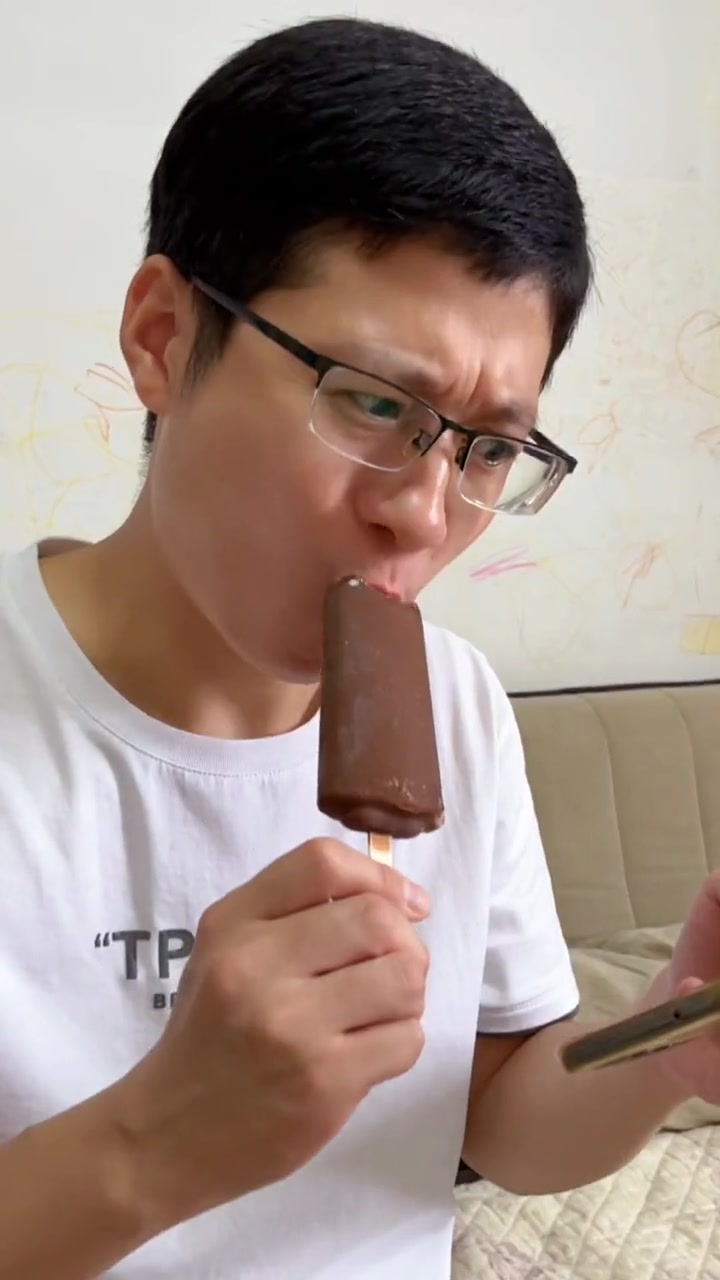 爸爸的雪糕怎么就不翼而飞了呢?-度小视