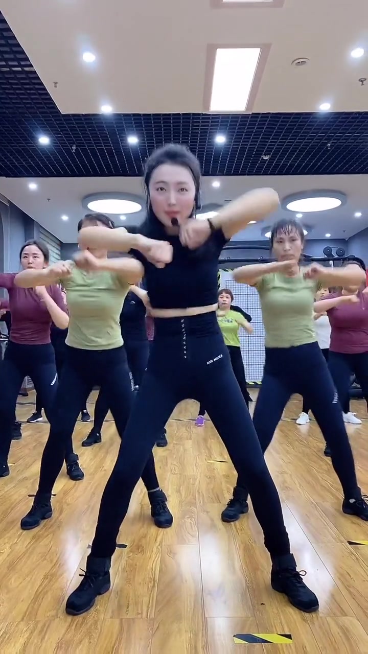 被嘲笑了二十年的身材,改变从现在开始!魔性扭胯舞-度小视