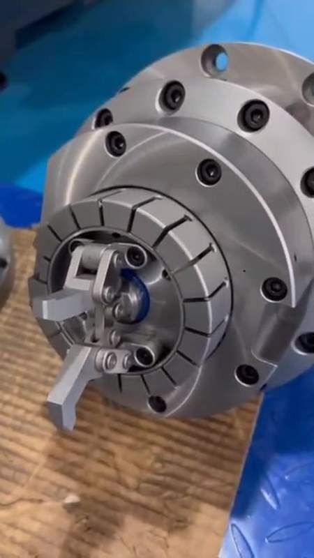 开发定制的非标夹具,具有内撑和外夹同事夹持定位的优点-度小视