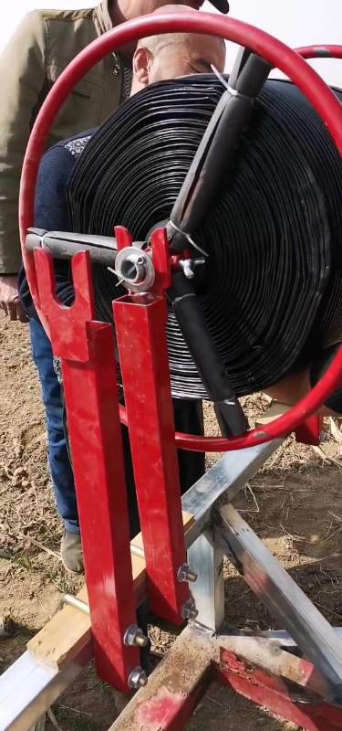 滴灌铺设架子 三农短视频征集大赛 滴灌铺设挡圈滴灌带,实际应用中