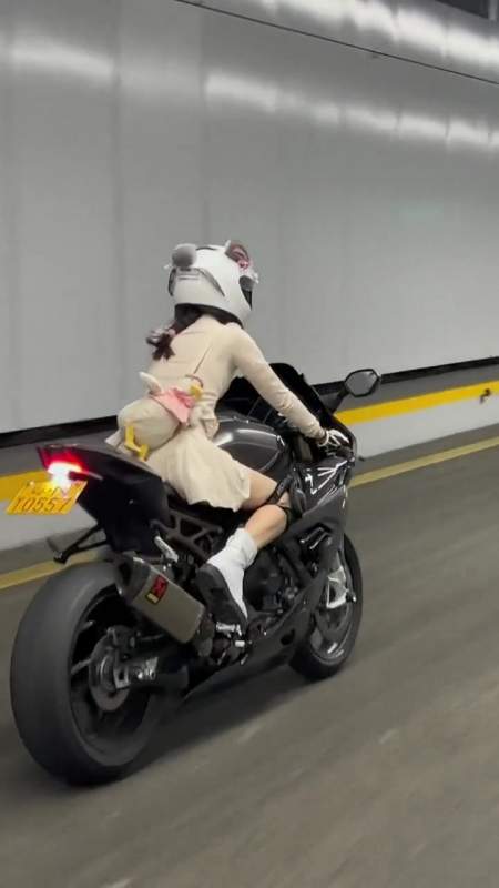温柔贩卖机～女骑 机车 机车小姐姐 宝马s1000rr-度小视