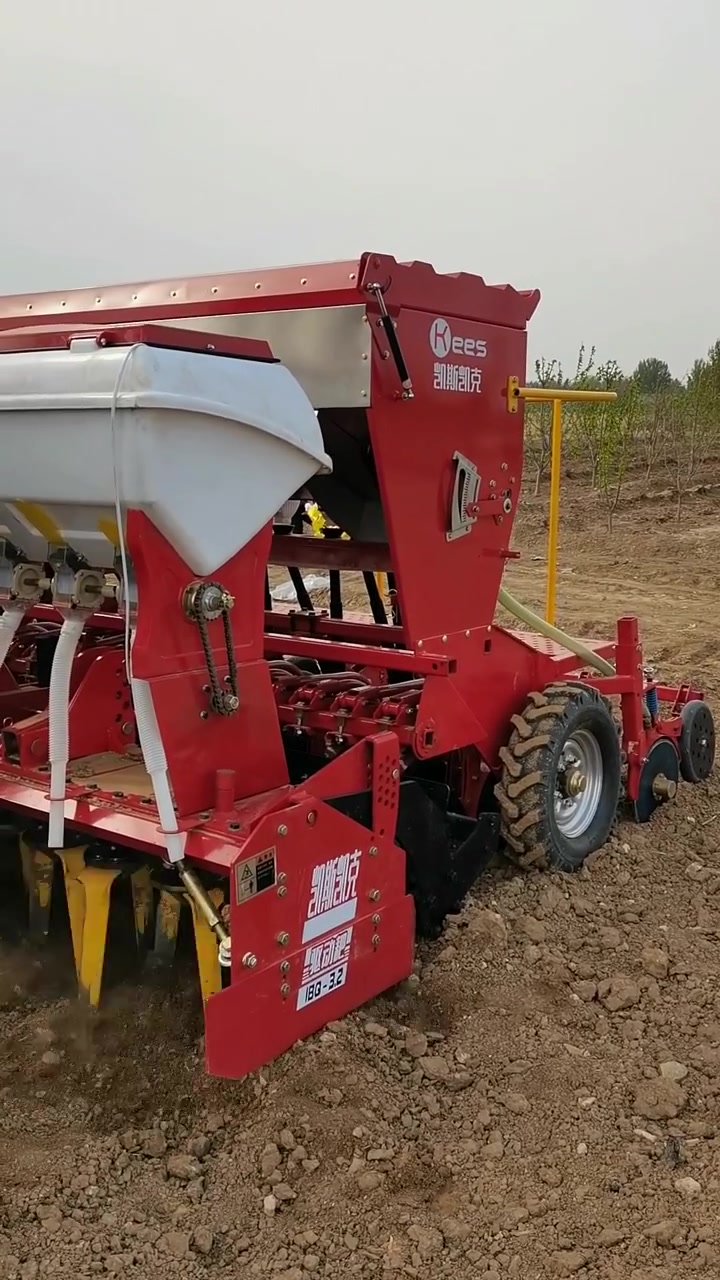 今日三农爆款 凯斯凯克动力驱动耙带播种施肥一体机来了-度小视