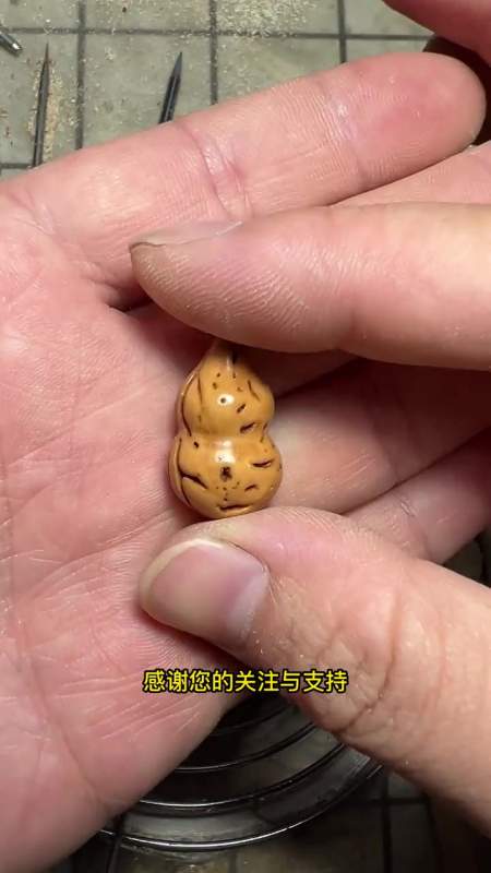 大家可以试一下能不能做出这样的桃核葫芦-度小视