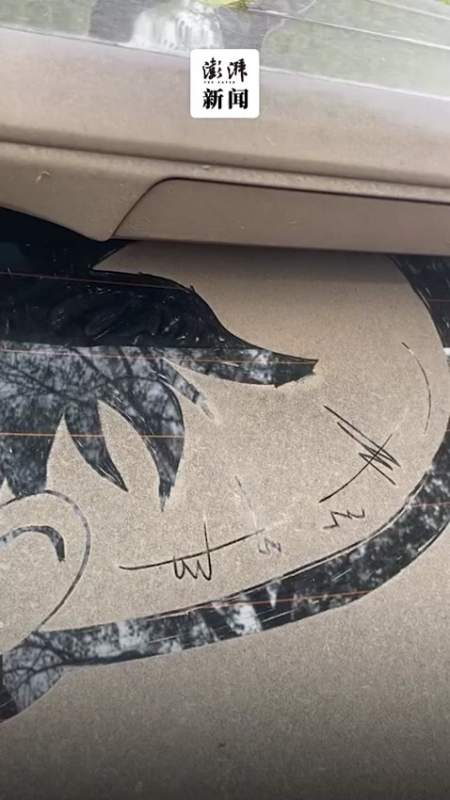 男子用棉签在脏的车玻璃上作画从小学画画喜欢涂鸦