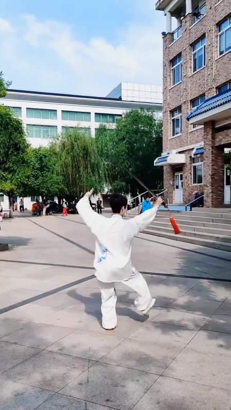 四十二式太极剑!(9)马老师教学指导.行云流水演练-度小视