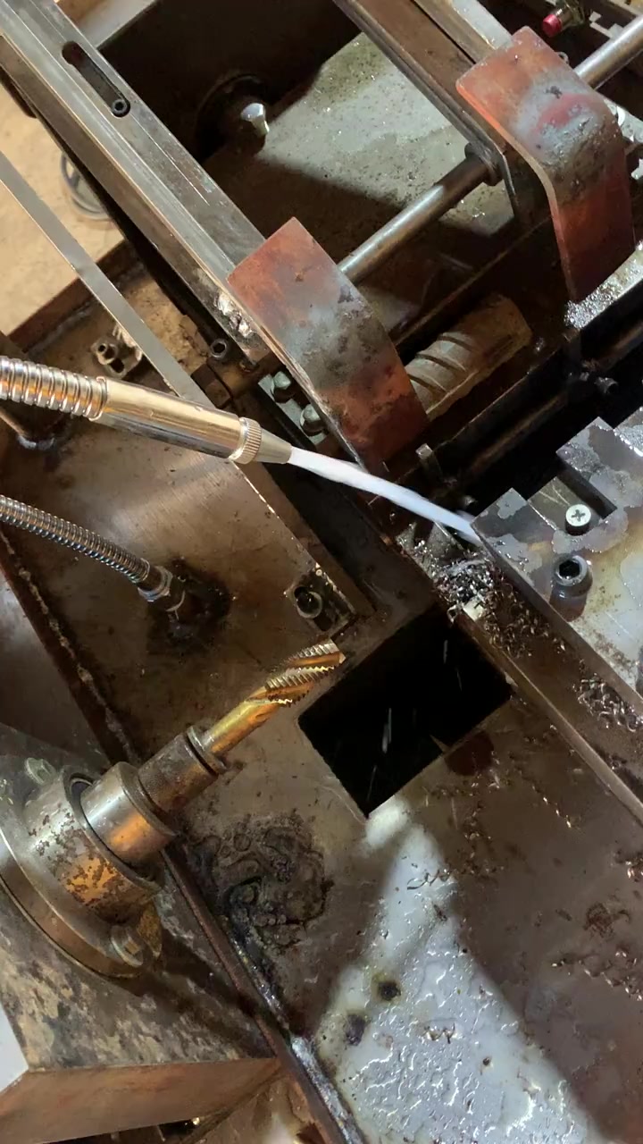 完整的自送上料,自动攻丝全过程-度小视