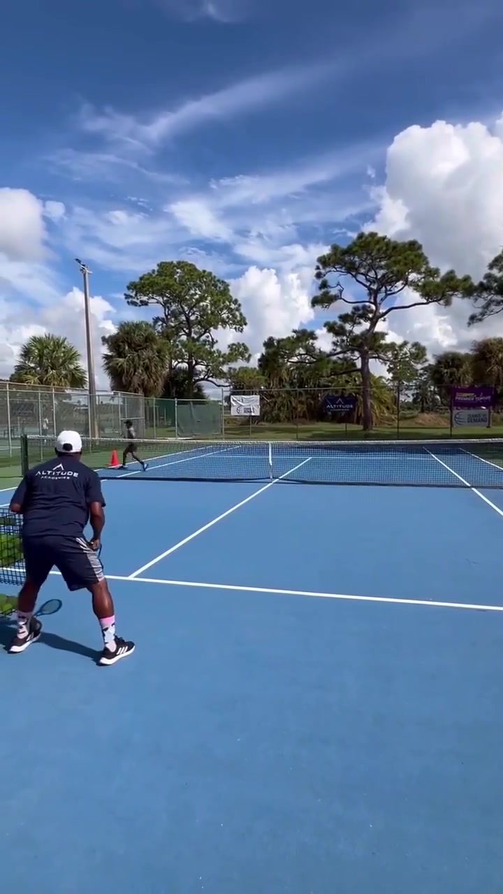 网球教学,两组网前截击和高压球多球训练-度小视