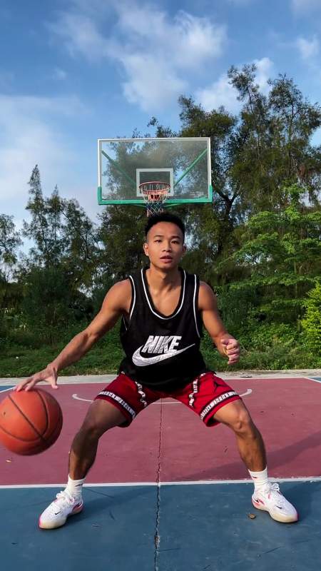 新手运球基础练习,一天半个小时可以快速提高控球能力-度小视