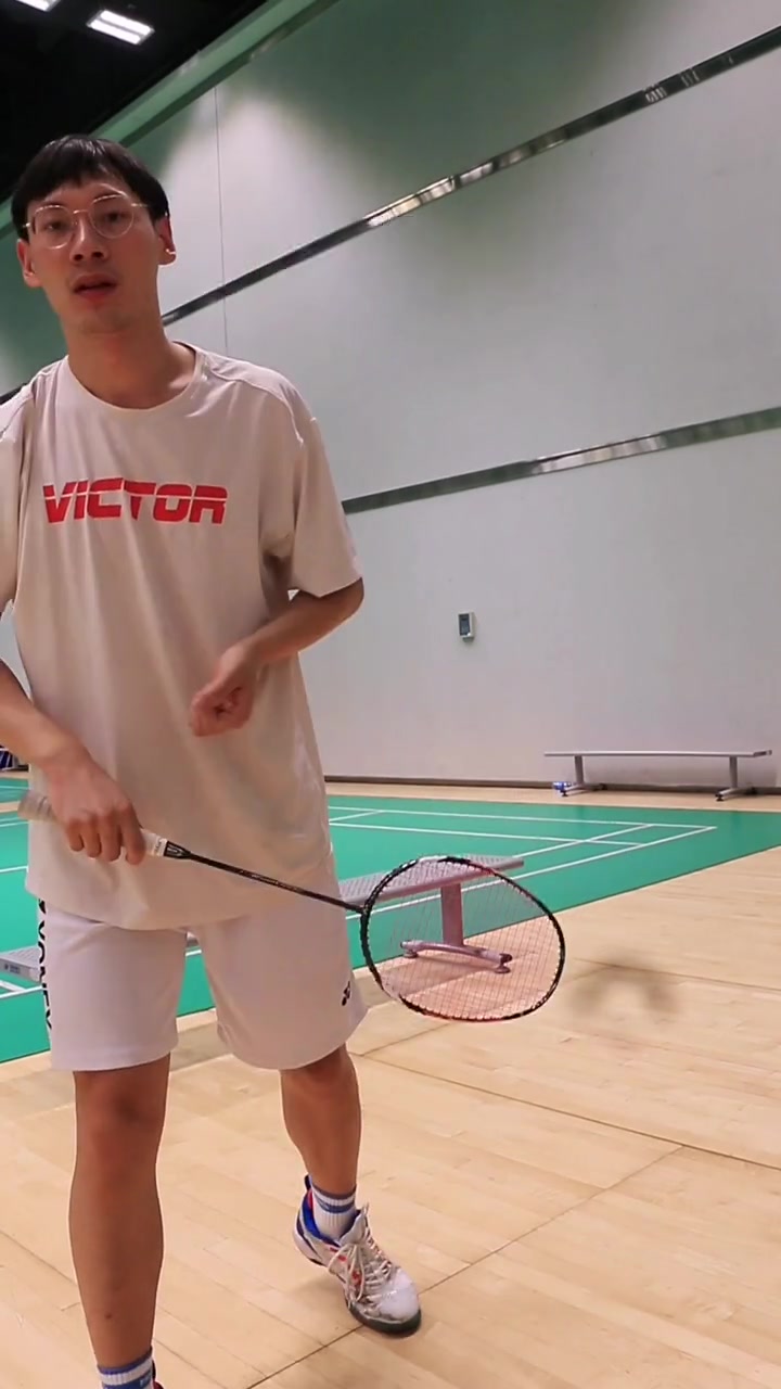 羽毛球后退步法——新手学球进阶的基础动作之一,你做对了吗-度小视