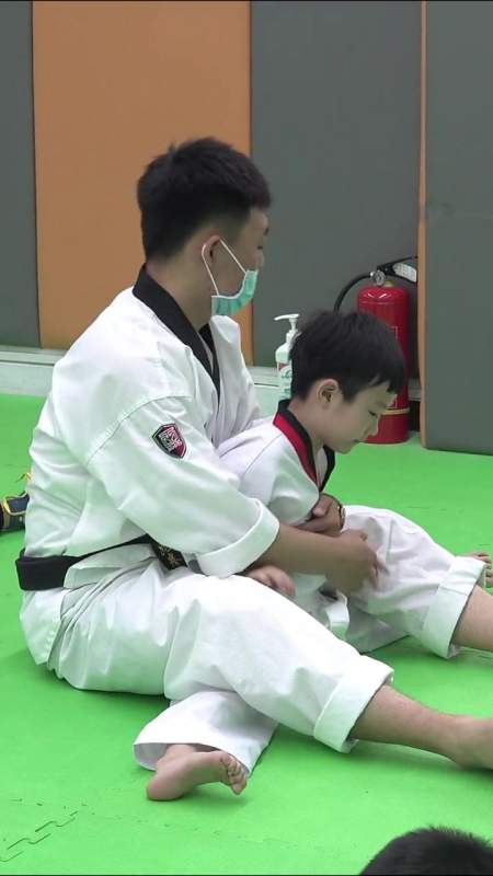 少儿跆拳道横叉,横叉可以练习大腿内后侧和胯关节的柔韧性-度小视