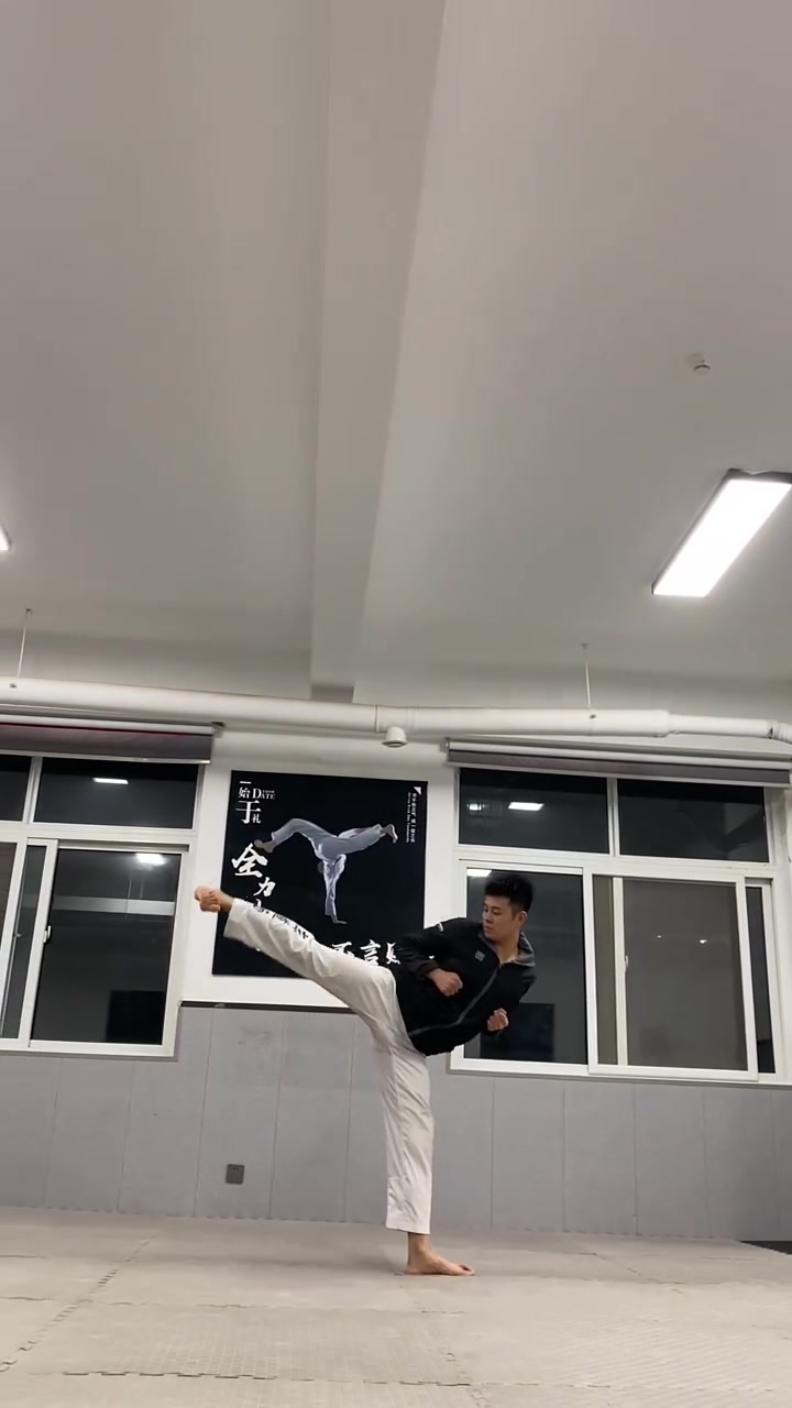 简单击破动作,再也不怕没有表演击破了,跆拳道-度小视