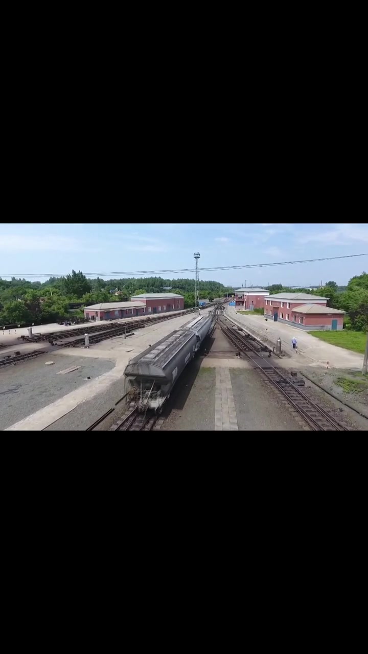 在进行驼峰调车作业时,先由调车机将车列推向驼峰-度小视