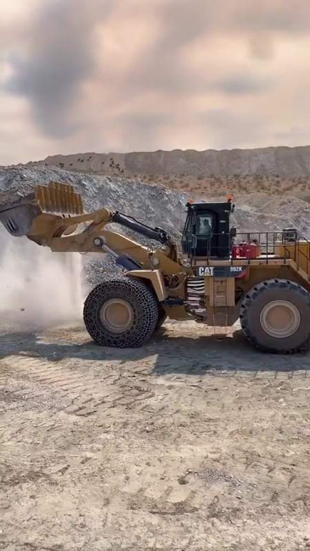 卡特994k装载机和卡特794矿卡-度小视