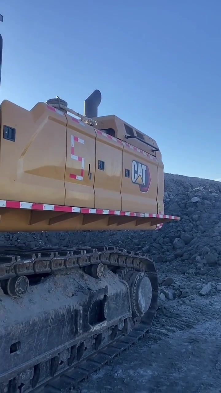 看看卡特395的驾驶室