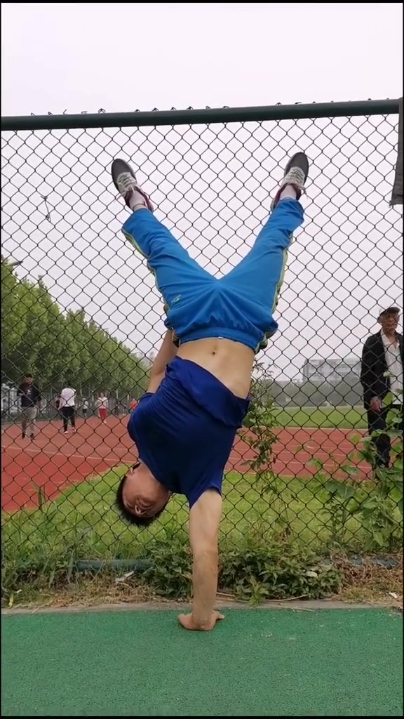 阜宁第一高手帅哥单手倒立成功