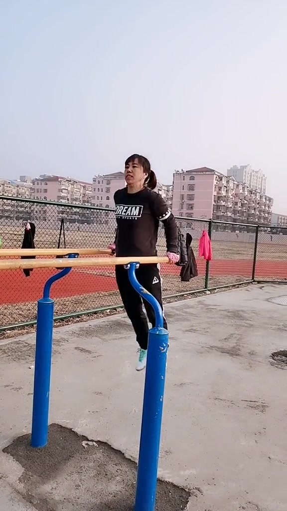 双杠练习,喜欢运动的一起来吧