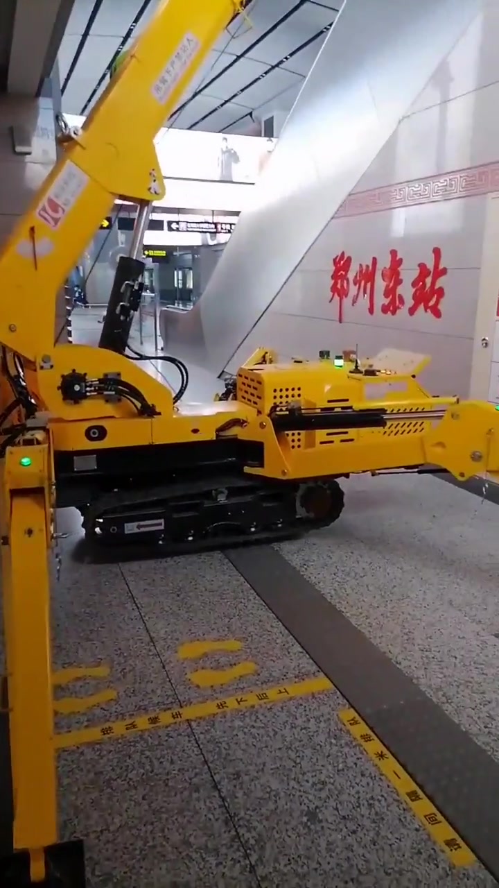 科步3吨蜘蛛吊车 郑州东站地铁内施工.狭窄空间施工-度小视