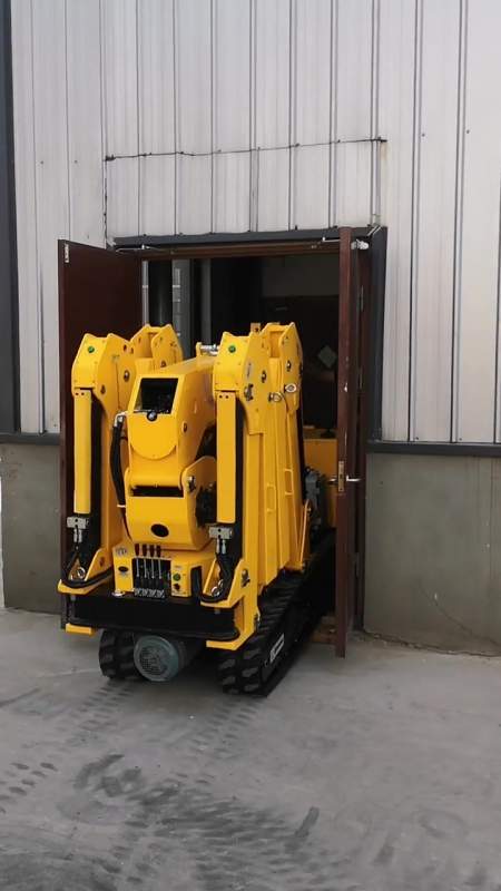 小吊机 履带吊 来看看科步3吨蜘蛛吊车是怎么进室内的吧!-度小视