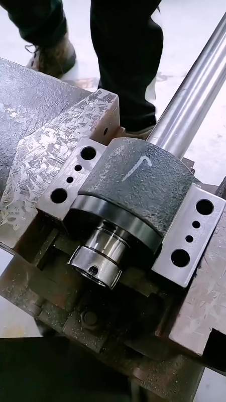 车间工艺精密刮研,刮研是精密机床不了少的步骤-度小视