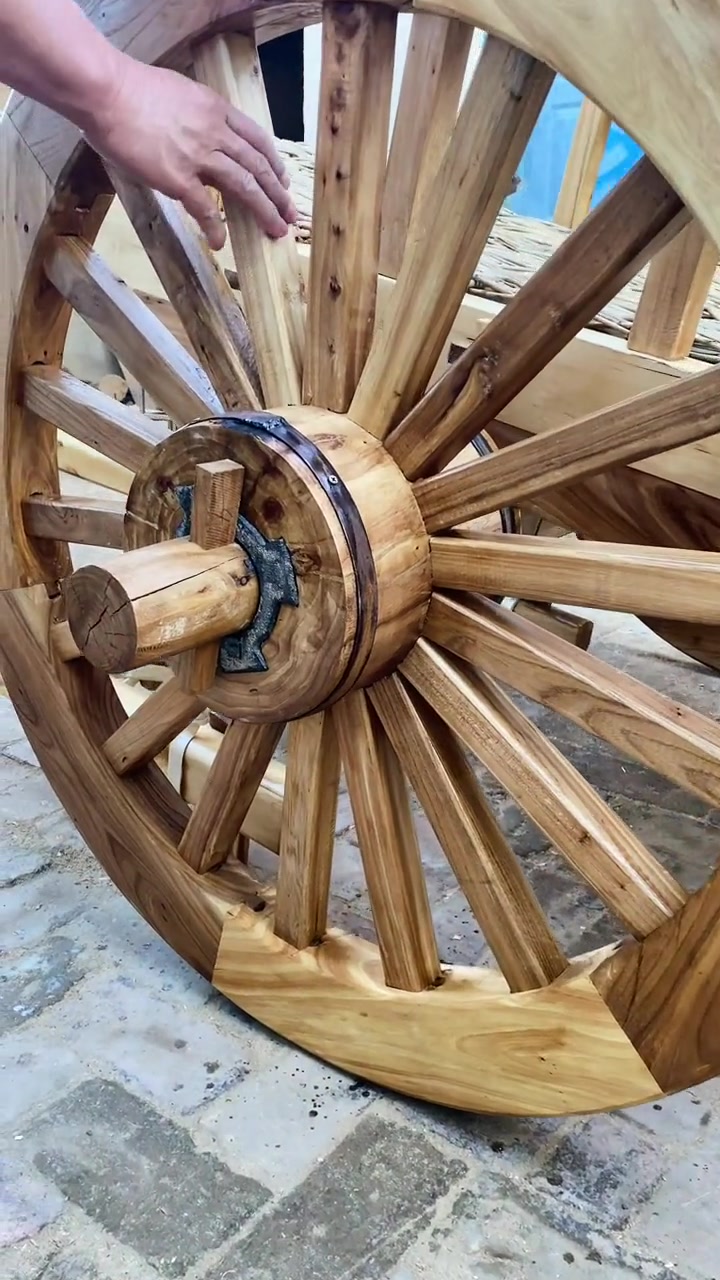 木头轱辘组装,成品效果,适合民俗饭店景点摆放-度小视