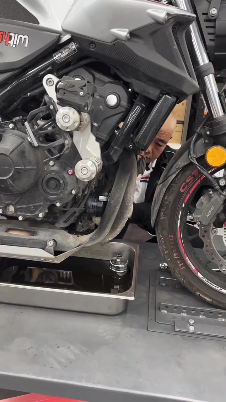 维修师傅给摩托车本田400f做保养