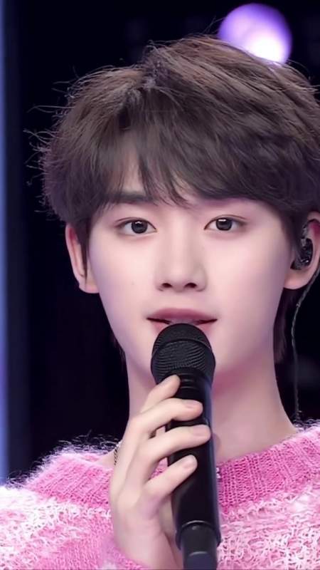 穿粉色毛衣的丁程鑫,每一帧都值得珍藏 丁程鑫唱鱼舞台氛围感 丁程鑫